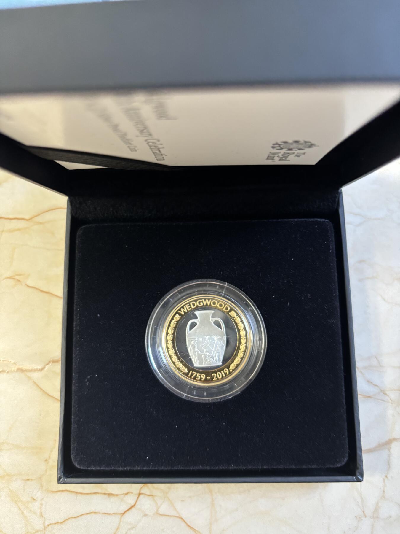 第197期拍卖 英国2019年韦奇伍德瓷器品牌创立260周年双色加厚银币，24克，925银，发行1250枚