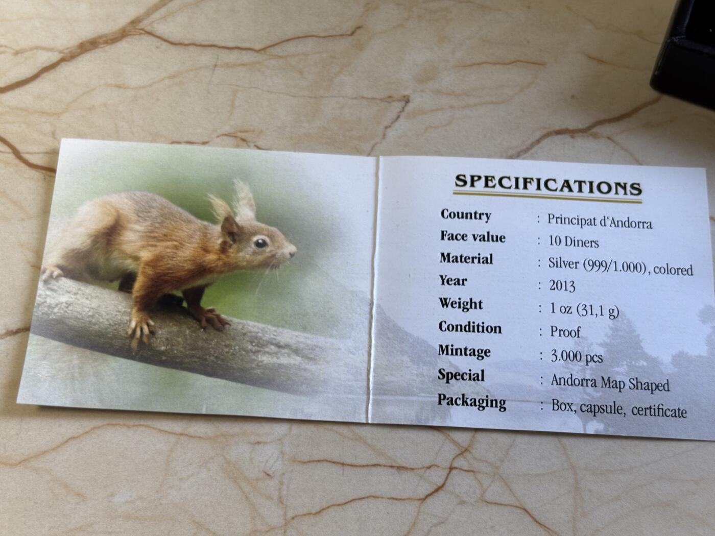 第197期拍卖 安道尔2013年自然宝藏系列红尾松鼠地图彩银币，1盎司999银，发行量3000枚，盒子脱皮，银价584