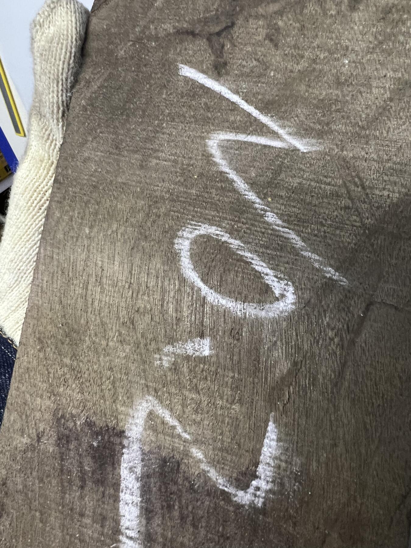 零元拍：NO.2金丝楠阴沉料满水波，切镇尺做牌子，无需打磨就已经金光闪闪。切牌子，做镇尺。满金丝药香，尺寸约：46/11.3/2.5CM。