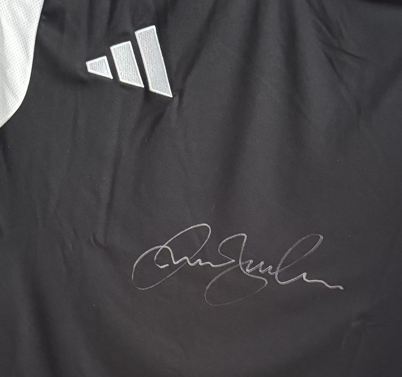 零元拍：大卫·贝克汉姆亲签Adidas Predator by Beckham主题T恤，小贝本人尺码，签于2026年3月20日猎鹰30周年×贝克汉姆联名球鞋产品发布会！