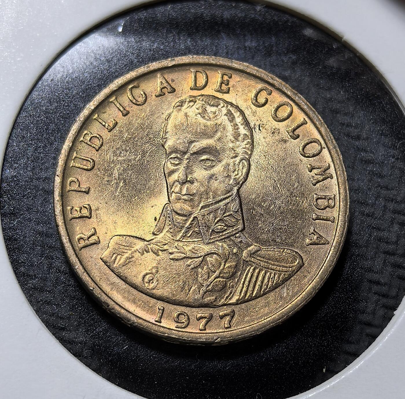 外国优质老铜币纪念币银币专场，周六晚上九点倒数截拍，满百包邮，周日发货,可寄存半年，喜欢朋友微信扫描二维码可直接参拍 哥伦比亚1977 年2 比索铜币，正面为南美解放者玻利瓦尔像，背面以月桂环环绕面值，是哥伦比亚现代流通币，承载拉美独立精神与本土货币文化。