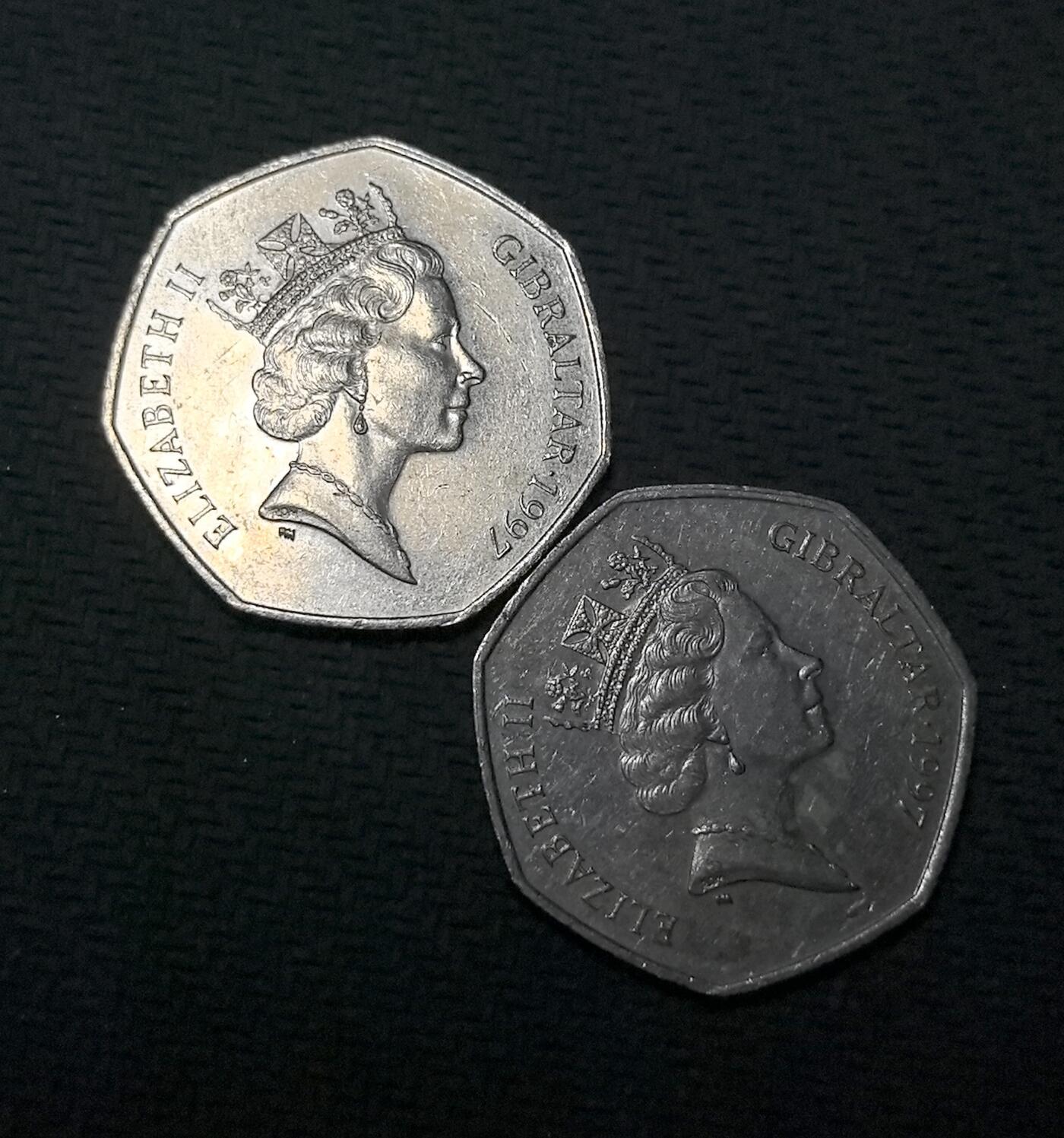 外国优质老铜币纪念币银币专场，周六晚上九点倒数截拍，满百包邮，周日发货,可寄存半年，喜欢朋友微信扫描二维码可直接参拍 直布罗陀1997年50便士2枚，正面为伊丽莎白二世像，背面以五只环绕的海豚为设计，海豚是直布罗陀海峡标志性海洋生物，彰显直布罗陀海洋文化与地域特色。