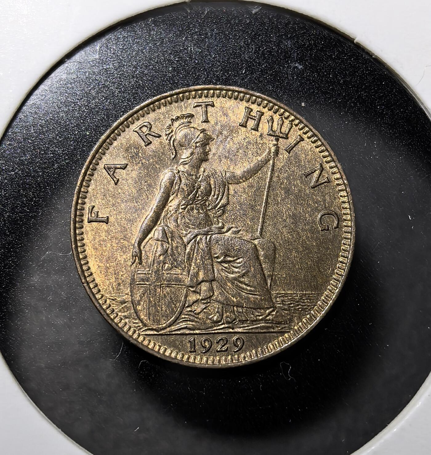 外国优质老铜币纪念币银币专场，周六晚上九点倒数截拍，满百包邮，周日发货,可寄存半年，喜欢朋友微信扫描二维码可直接参拍 极美品带光英王乔治五世1929年法新铜币，正面为国王侧像，背面是手持权杖与橄榄枝的不列颠女神坐像。它是 20 世纪初英国本土最小面值的流通铜辅币，见证了战后经济稳定、英联邦版图稳固的历史阶段，后因十进制化改革停止发行。