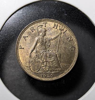 外国优质老铜币纪念币银币专场，周六晚上九点倒数截拍，满百包邮，周日发货,可寄存半年，喜欢朋友微信扫描二维码可直接参拍 - 极美品带光英王乔治五世1929年法新铜币，正面为国王侧像，背面是手持权杖与橄榄枝的不列颠女神坐像。它是 20 世纪初英国本土最小面值的流通铜辅币，见证了战后经济稳定、英联邦版图稳固的历史阶段，后因十进制化改革停止发行。