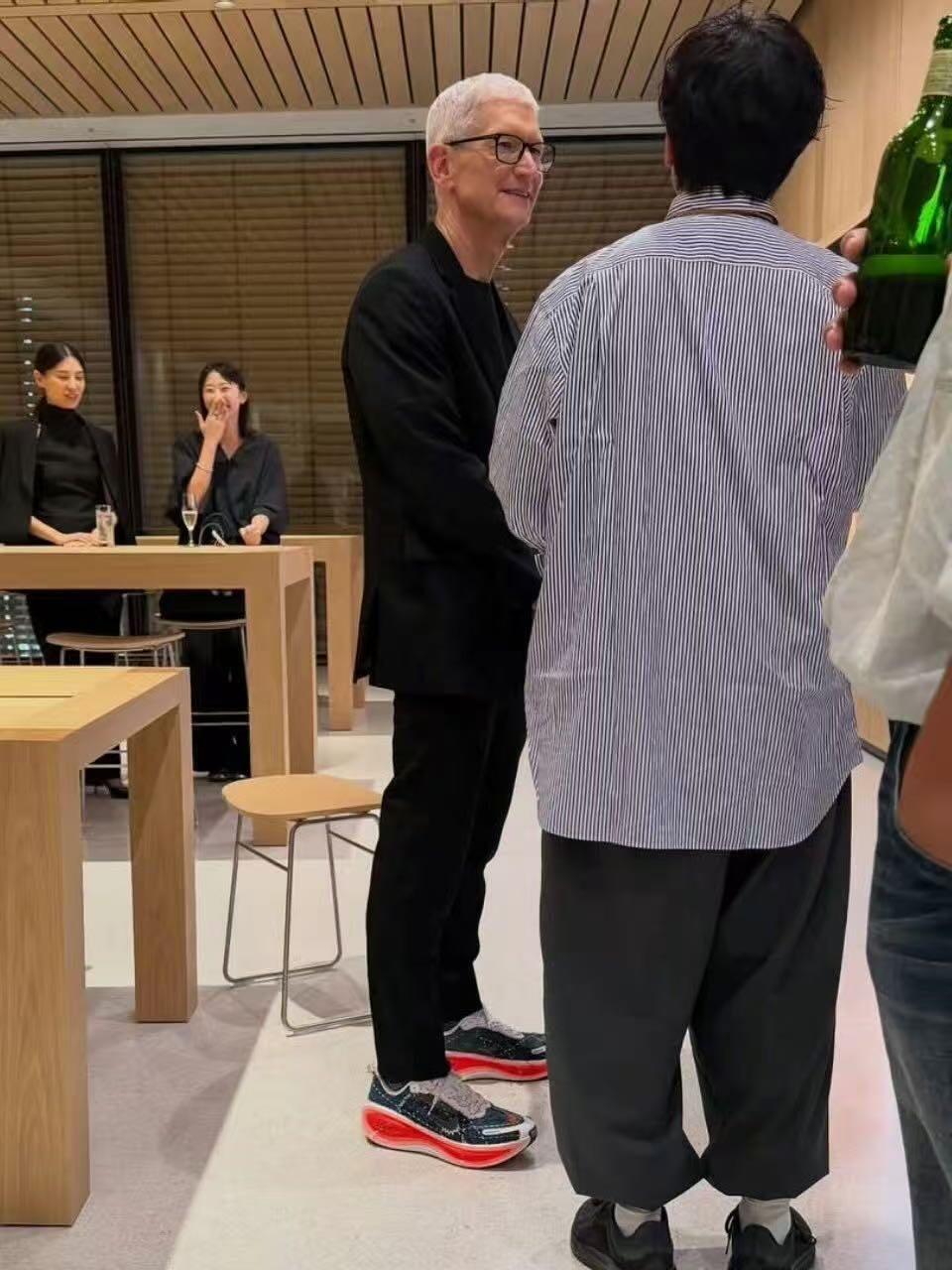 零元拍：苹果CEO蒂姆·库克和耐克全球CEO：艾略特·希尔（就是大家熟悉的中文名：贺雁峰）双签Nike✓特别版棒球帽，放心出价，你的决定一定“全对”！！！