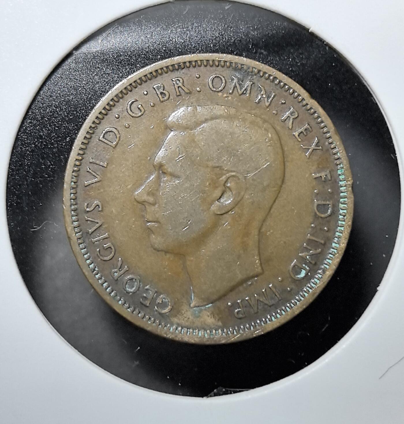 外国优质老铜币纪念币银币专场，周六晚上九点倒数截拍，满百包邮，周日发货,可寄存半年，喜欢朋友微信扫描二维码可直接参拍 英国乔治六世1940 年半便士铜币，发行于乔治六世时期，正面为国王侧像，背面以象征英国航海史的金鹿号三桅帆船为核心图案，是二战期间英国本土流通辅币，承载英国战时经济、英联邦货币体系历史，1970 年十进制改革后退出流通。