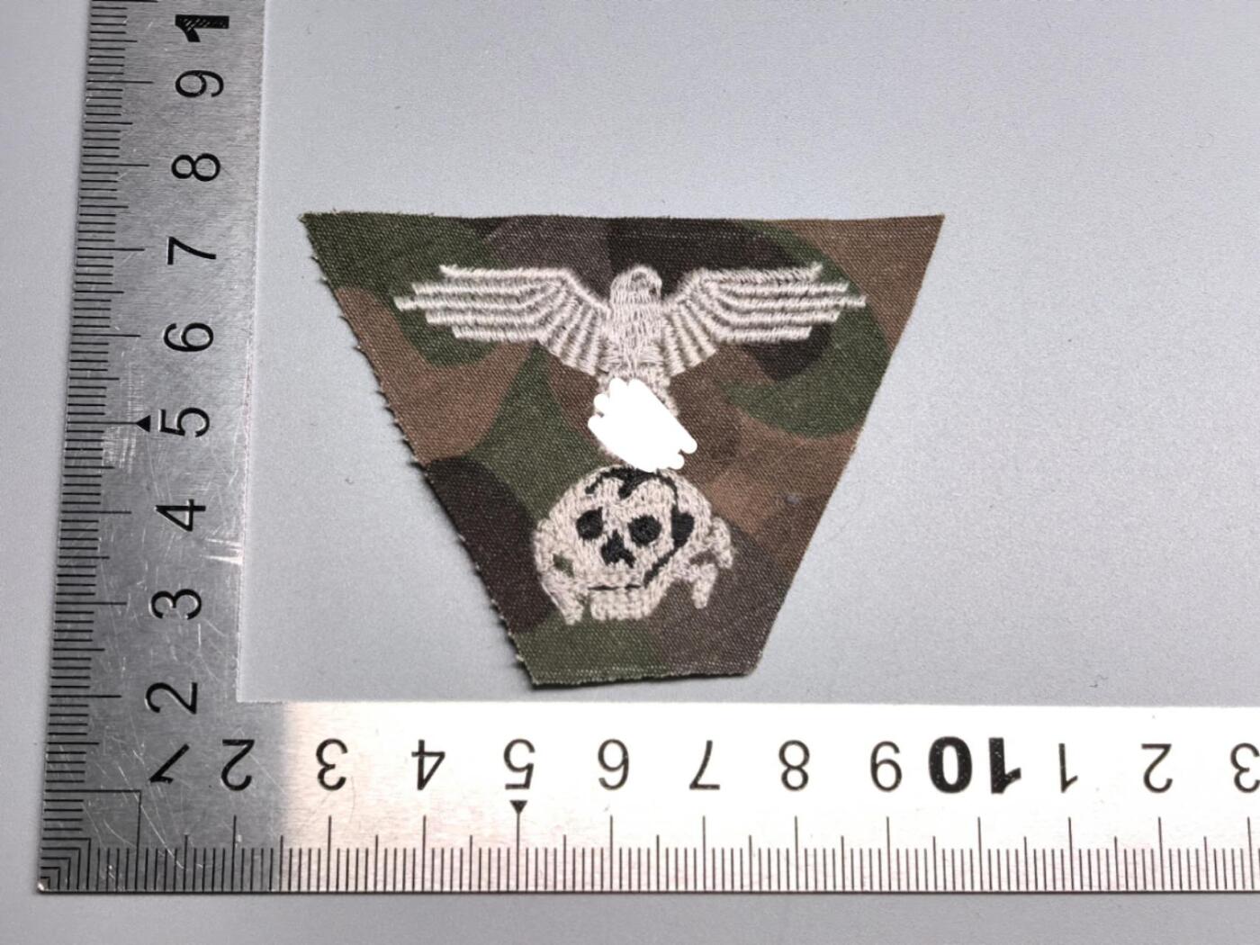 小驴勋章奖章收藏4月11日周六晚六点拍卖（珍爱和平，收藏战争，铭记历史，勿忘国耻，忠党爱国。有偿代拍，送拍规则在简介最后，参拍须阅读规则后再参拍，关系到运费包装发货时效真假辨别等关键信息，拍卖时不再发原图，看大图店主微信码在拍卖店铺介绍里） 现代工艺品 SS布帽徽 非原品