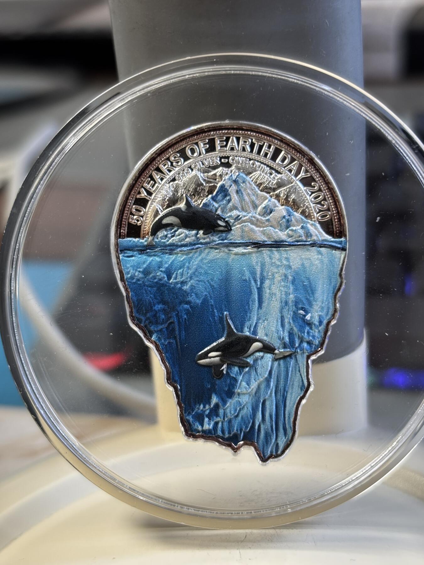 第197期拍卖 喀麦隆2020年世界地球日50周年异形彩色纪念银币，999银，发行2000枚，有氧化