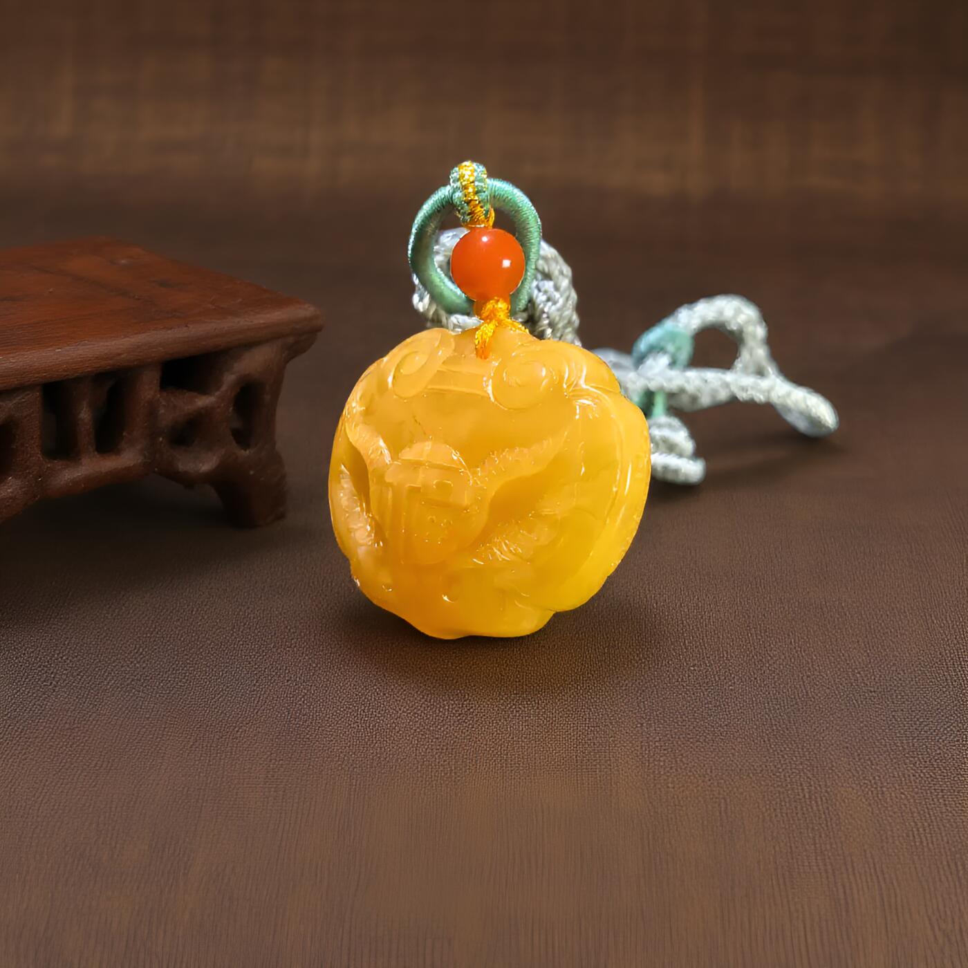 碧月说宝 君子怀瑾·当代和田玉清风专场(八) 鸡油黄平安锁蜜蜡