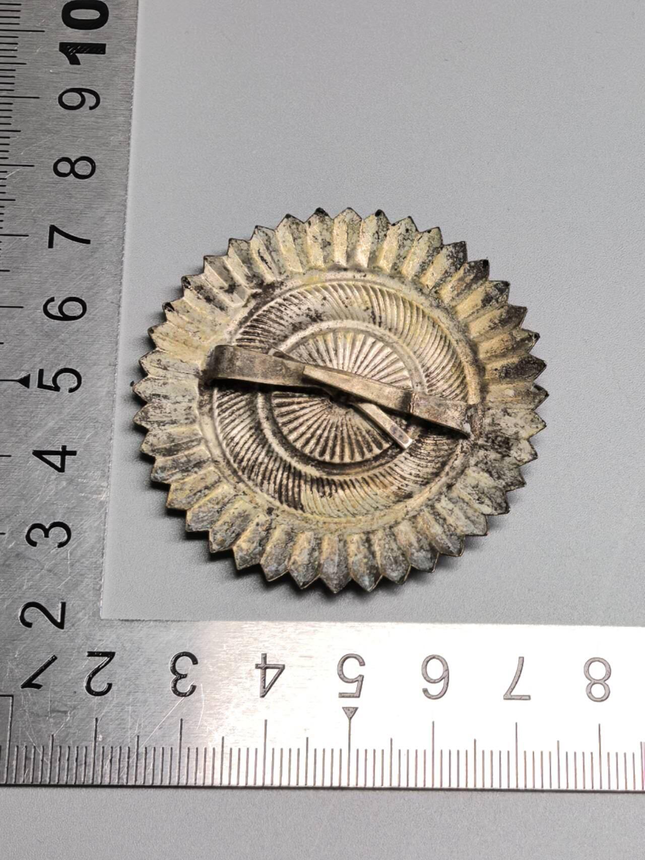 小驴勋章奖章收藏4月11日周六晚六点拍卖（珍爱和平，收藏战争，铭记历史，勿忘国耻，忠党爱国。有偿代拍，送拍规则在简介最后，参拍须阅读规则后再参拍，关系到运费包装发货时效真假辨别等关键信息，拍卖时不再发原图，看大图店主微信码在拍卖店铺介绍里）