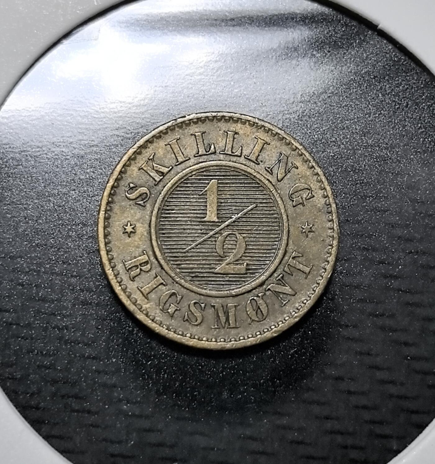 外国优质老铜币纪念币银币专场，周六晚上九点倒数截拍，满百包邮，周日发货,可寄存半年，喜欢朋友微信扫描二维码可直接参拍 丹麦国王弗雷德里克七世1857 年1/2 斯基令铜币。币面以国王花押 FⅦ 为核心，是丹麦近代货币体系的低值辅币，见证丹麦 19 世纪中期的货币制度与君主制历史。