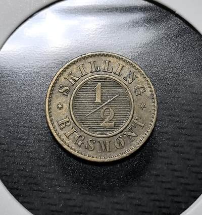 外国优质老铜币纪念币银币专场，周六晚上九点倒数截拍，满百包邮，周日发货,可寄存半年，喜欢朋友微信扫描二维码可直接参拍 - 丹麦国王弗雷德里克七世1857 年1/2 斯基令铜币。币面以国王花押 FⅦ 为核心，是丹麦近代货币体系的低值辅币，见证丹麦 19 世纪中期的货币制度与君主制历史。