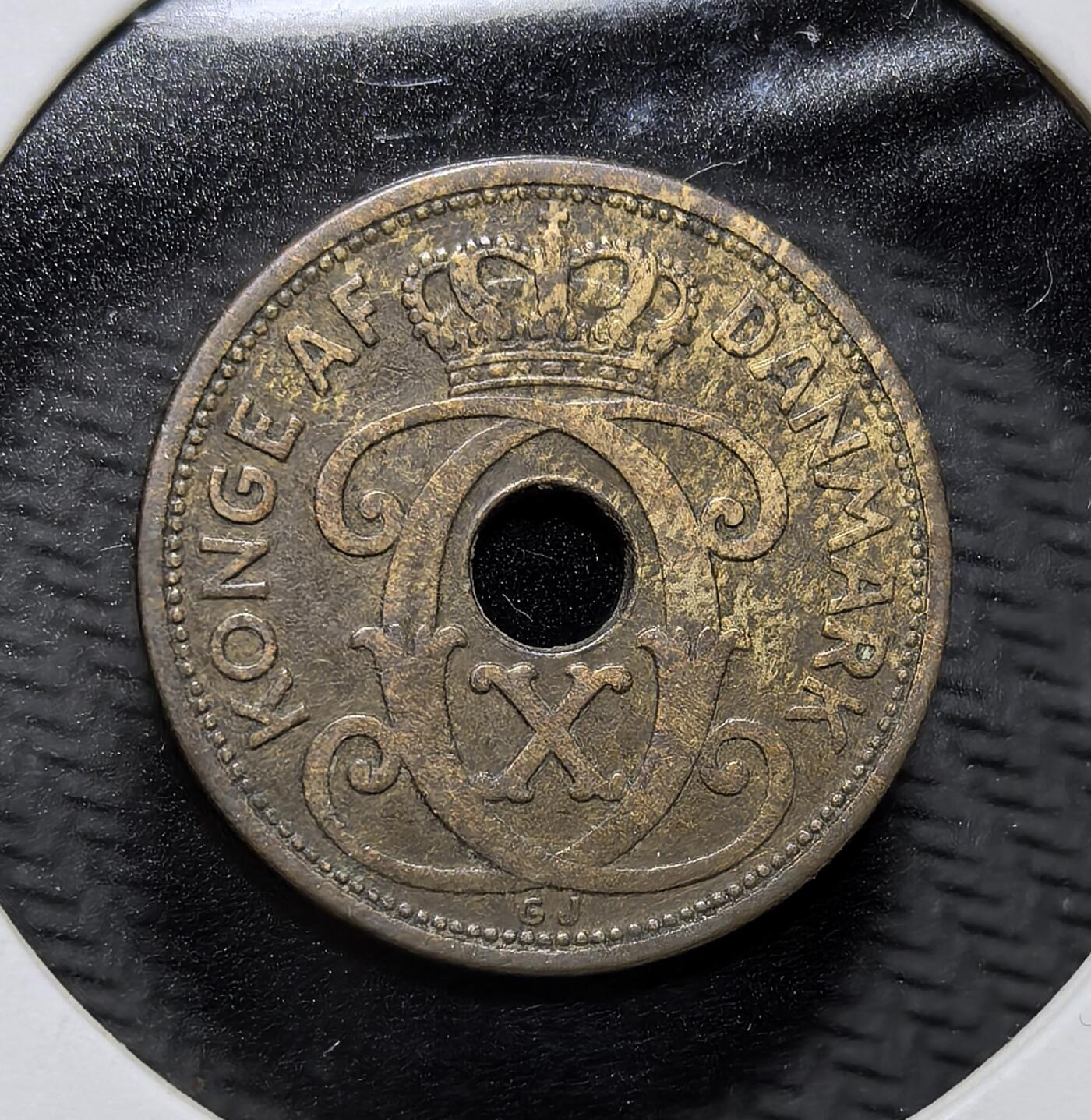 外国优质老铜币纪念币银币专场，周六晚上九点倒数截拍，满百包邮，周日发货,可寄存半年，喜欢朋友微信扫描二维码可直接参拍 丹麦国王克里斯蒂安十世1927 年 2 欧尔穿孔铜币。正面为国王花押，背面是面值与国名，是丹麦近代流通辅币，见证北欧货币体系与君主制历史。