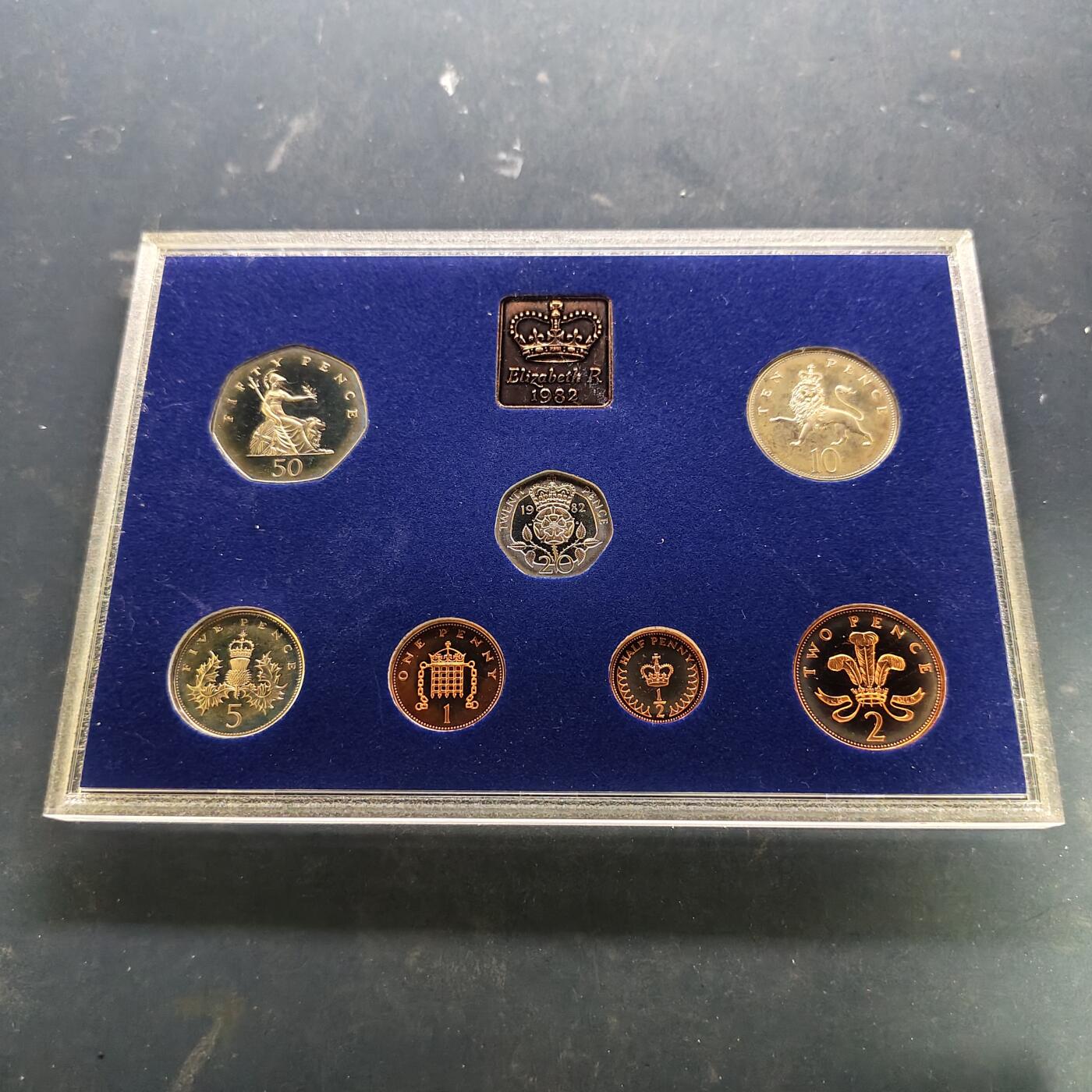 【全场包邮】纯粹捡漏拍521场 英国盒装套币3盒一组-1961-1967年十二进制盒装带克朗币+1982年官方精制套币+1981年官方精制套币