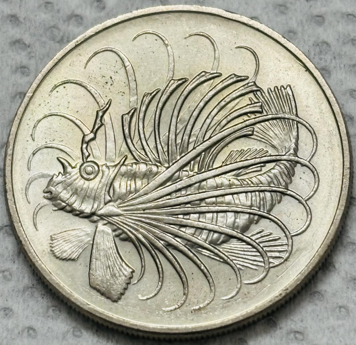 文馨钱币收藏第 299 场，长期接代拍业务 全新 1981 年新加坡老版狮子鱼 50 分