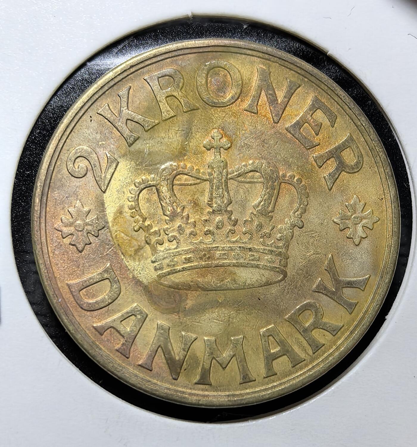 外国优质老铜币纪念币银币专场，周六晚上九点倒数截拍，满百包邮，周日发货,可寄存半年，喜欢朋友微信扫描二维码可直接参拍 丹麦国王克里斯蒂安十世1940 年 2 克朗铜币。正面为国王花押，背面是王冠纹章，二战丹麦被占领期仍流通，见证丹麦战时货币史与君主制传承。
