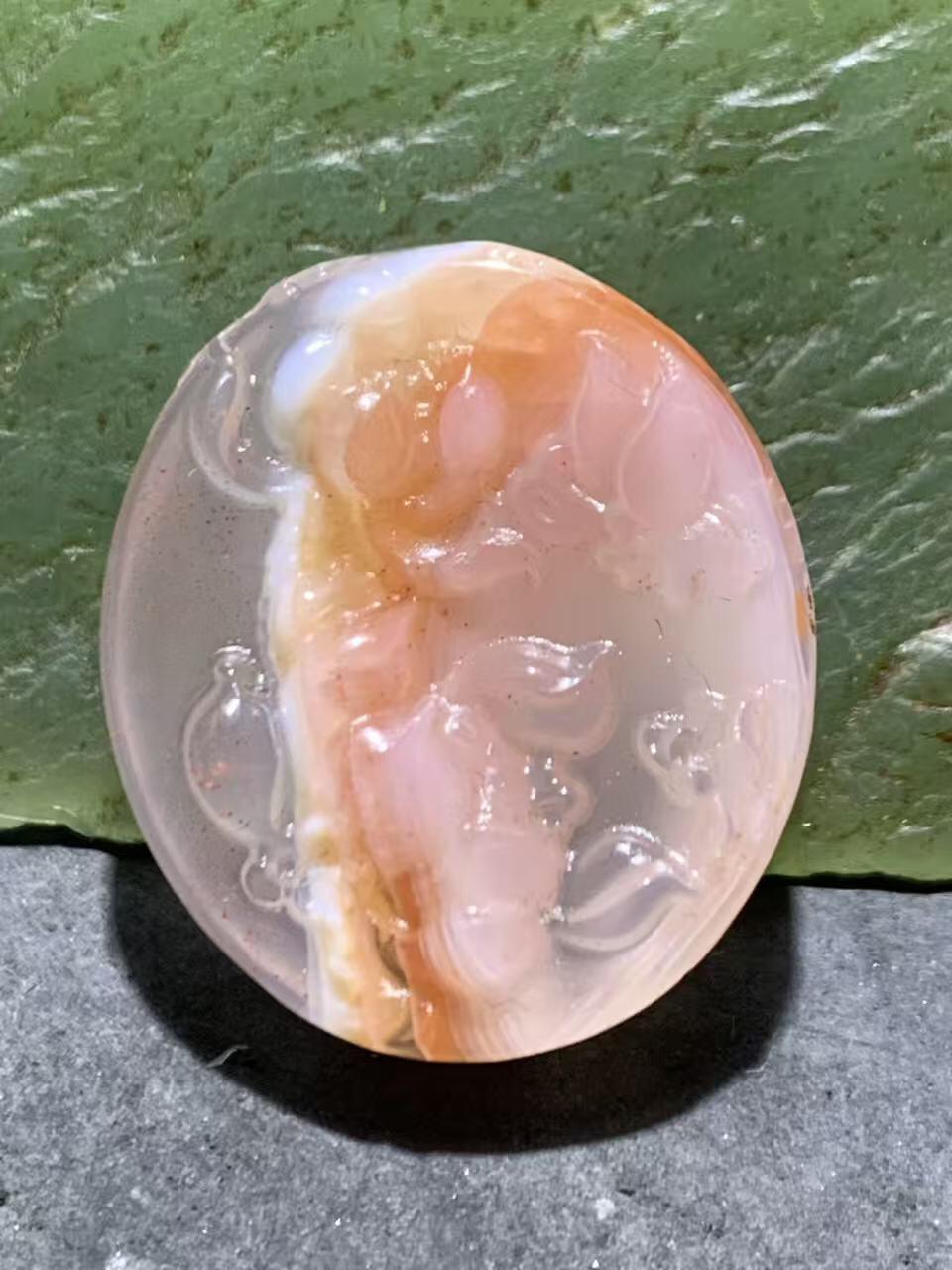 川料红白荔枝冻飘草花纹南红玛瑙雕刻蝶恋花吊坠一个，