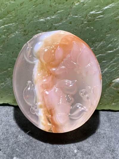 川料红白荔枝冻飘草花纹南红玛瑙雕刻蝶恋花吊坠一个， - 川料红白荔枝冻飘草花纹南红玛瑙雕刻蝶恋花吊坠一个，