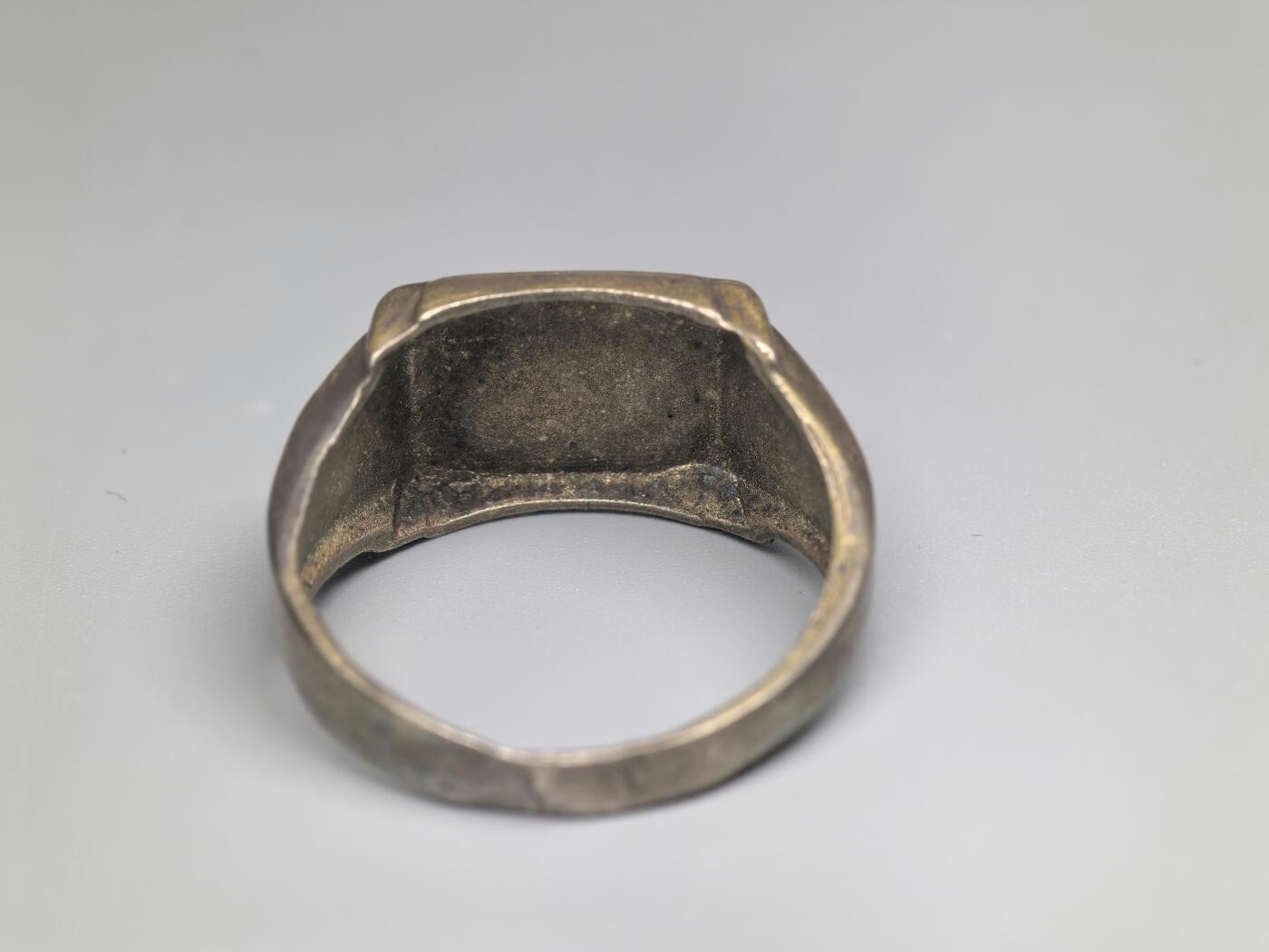 小驴勋章奖章收藏4月11日周六晚六点拍卖（珍爱和平，收藏战争，铭记历史，勿忘国耻，忠党爱国。有偿代拍，送拍规则在简介最后，参拍须阅读规则后再参拍，关系到运费包装发货时效真假辨别等关键信息，拍卖时不再发原图，看大图店主微信码在拍卖店铺介绍里） 使用原品开模 现代工艺品 秃鹫军团空军银戒指，内打银标，港码19码，图案为得三空军极早期第一版