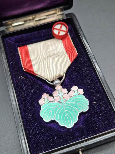 0元起拍勋章 第345期 咸鱼国勋章拍卖专场 4月12日（周日）下午6：00开始 - 美品无损 日本战时七等青叶章银制带盒略