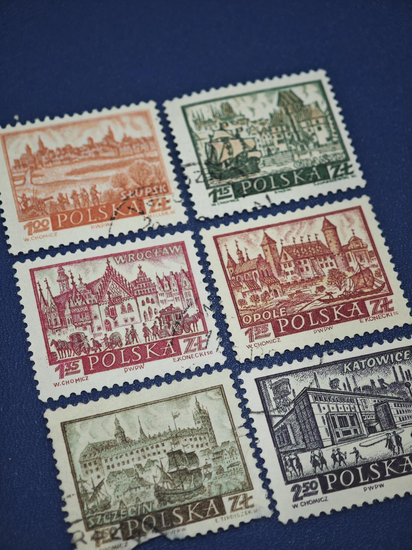 橙子收藏第八期(社会主义国家邮票专场) 波兰1956-1957年 波兰城市风光系列邮票   这六枚邮票均出自波兰（Polska） 于1956年至1957年发行的波兰城市风光（Miasta Polski） 系列邮票，采用经典的雕刻版工艺，是波兰战后社会主义建设时期集邮的代表系列。
