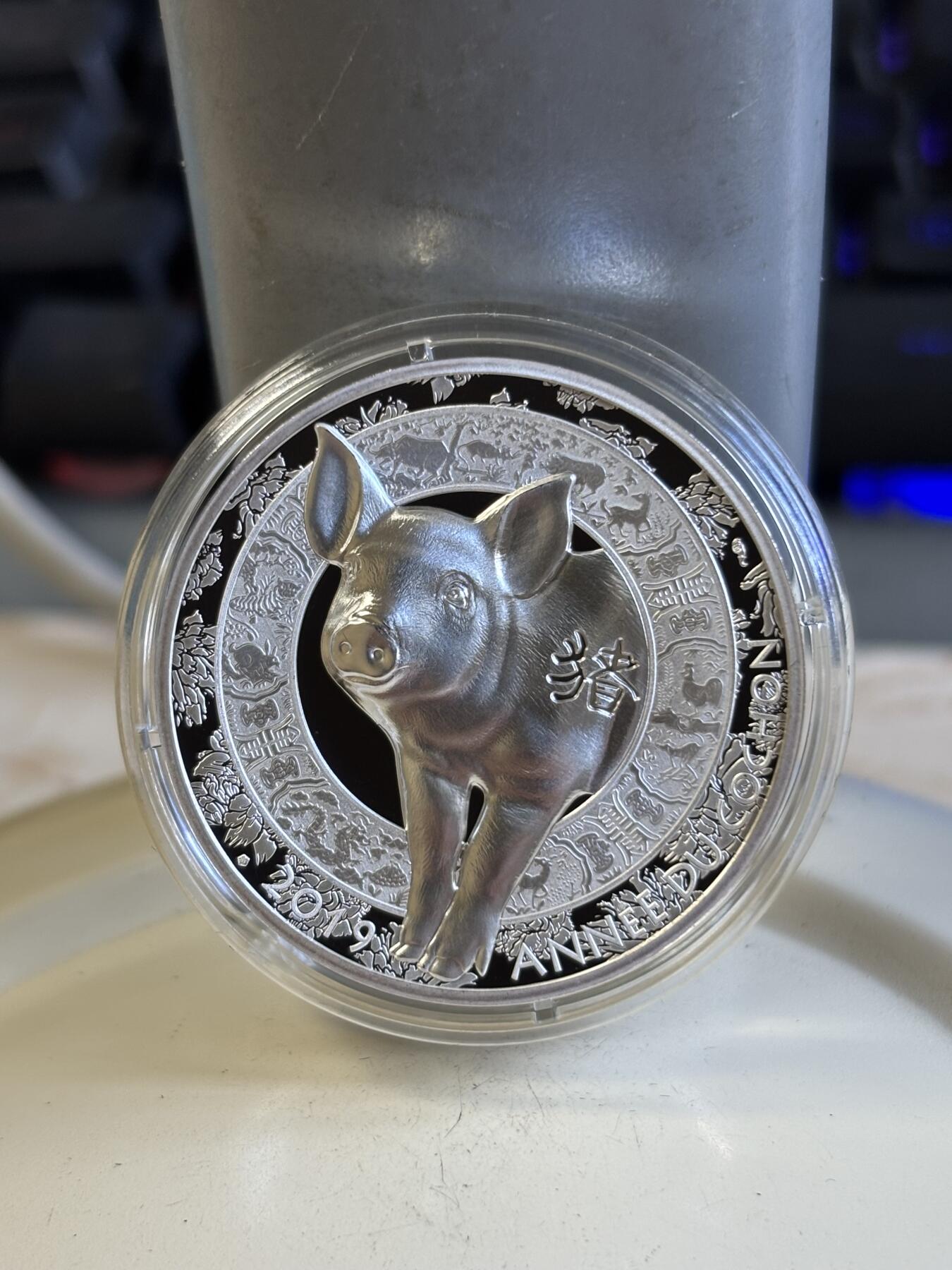 第197期拍卖 法国2019年中国生肖系列猪年20欧加厚纪念银币，999银，1盎司，发行2500枚