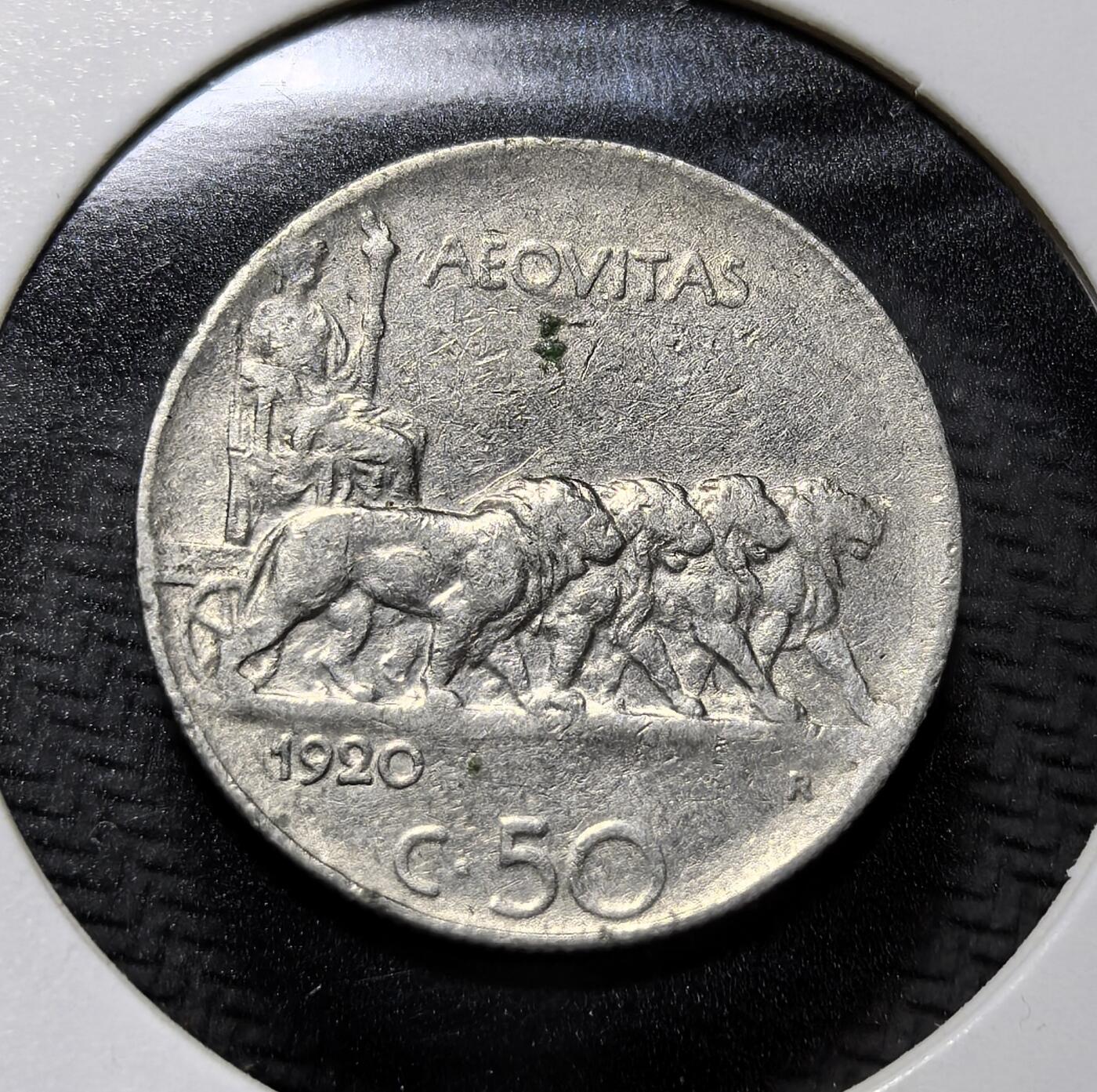 外国优质老铜币纪念币银币专场，周六晚上九点倒数截拍，满百包邮，周日发货,可寄存半年，喜欢朋友微信扫描二维码可直接参拍 意大利王国1920 年50 分，正面为国王维托里奥・埃马努埃莱三世像，背面是四狮战车与 “AEQVITAS（公正）” 铭文，属一战后意大利流通币，见证法西斯上台前的意大利货币史。