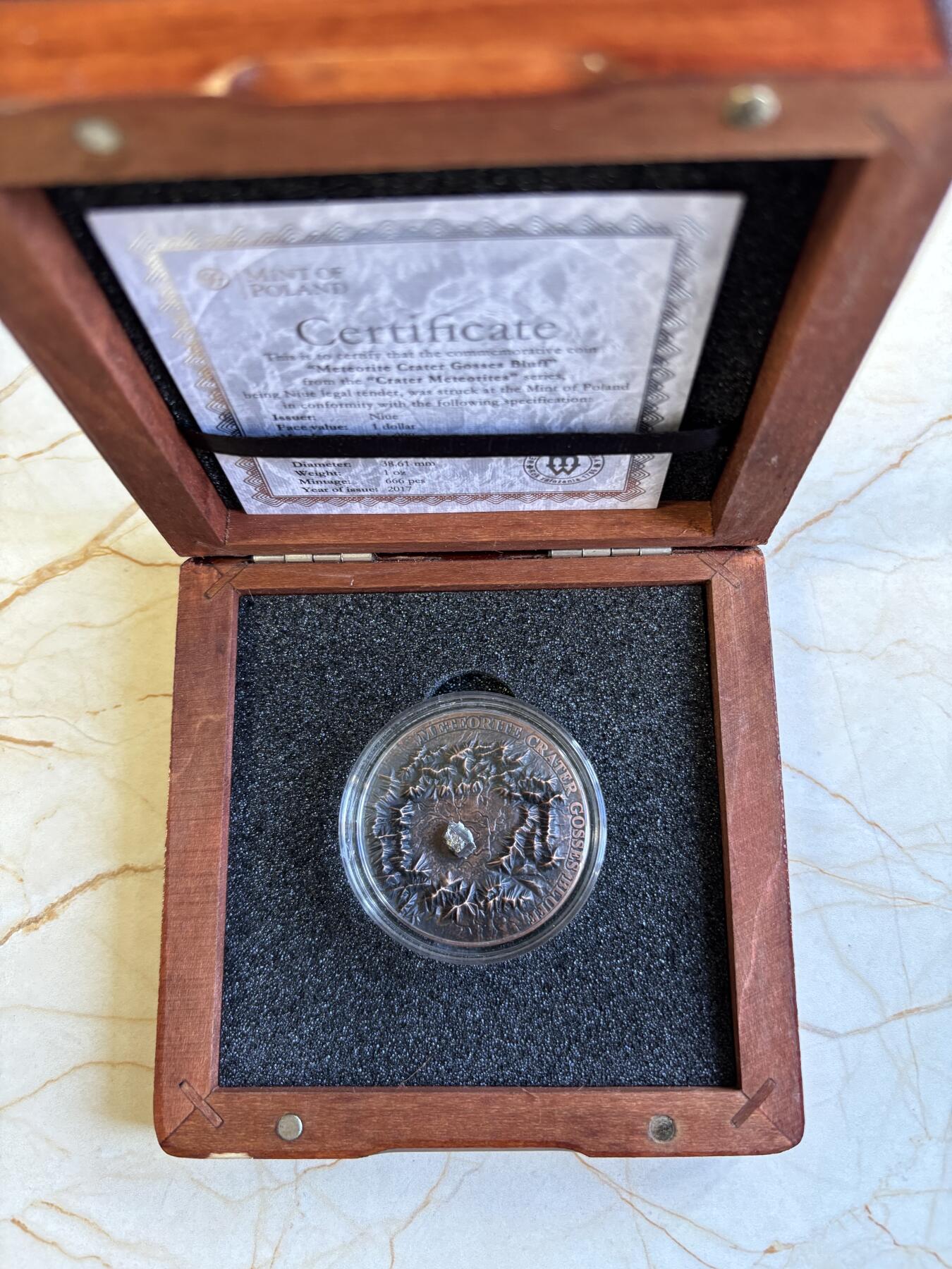 第197期拍卖 纽埃2017年陨石坑系列4镶嵌戈斯峭壁陨石仿古银币，999银，发行666枚