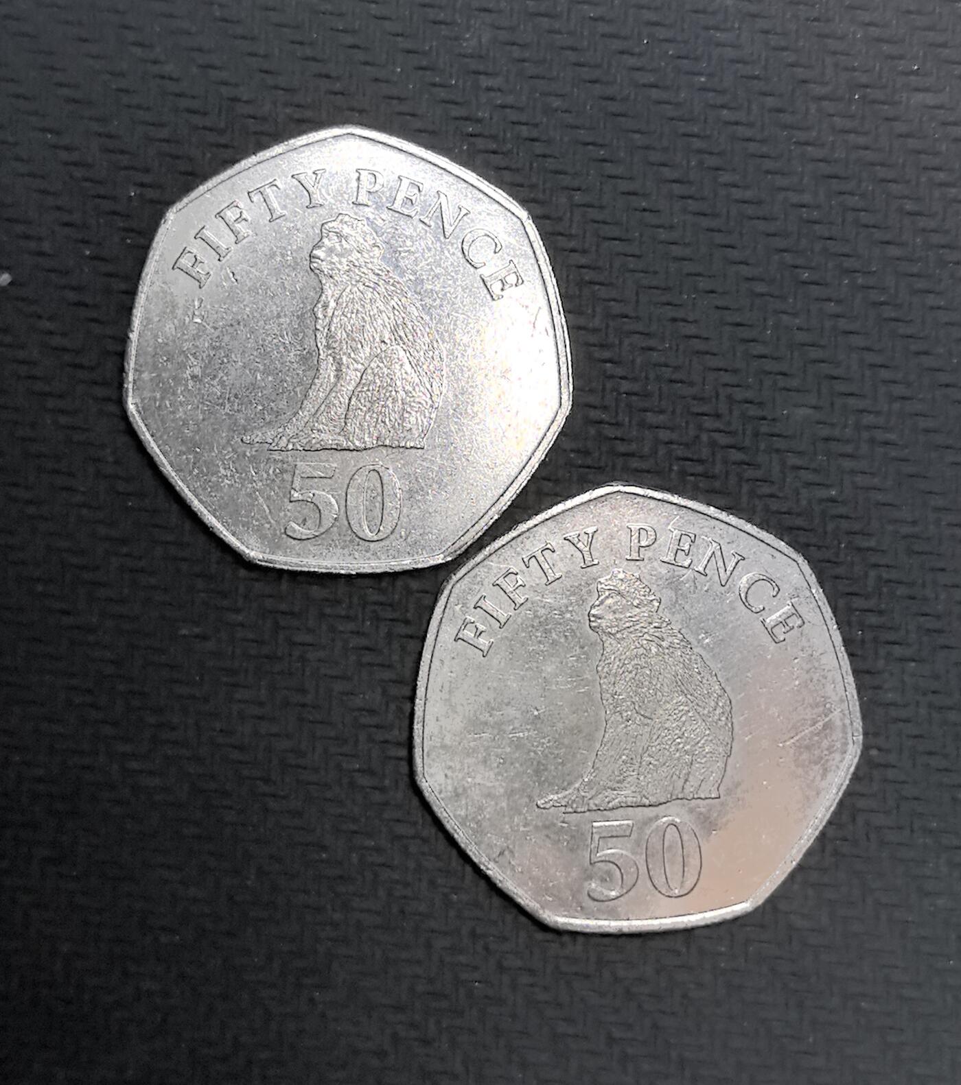 外国优质老铜币纪念币银币专场，周六晚上九点倒数截拍，满百包邮，周日发货,可寄存半年，喜欢朋友微信扫描二维码可直接参拍 直布罗陀 50 便士流通币2枚，正面为伊丽莎白二世 “直布罗陀女王” 像，背面是直布罗陀标志性的巴巴里猕猴，见证直布罗陀英属海外领土的货币主权与地域文化。