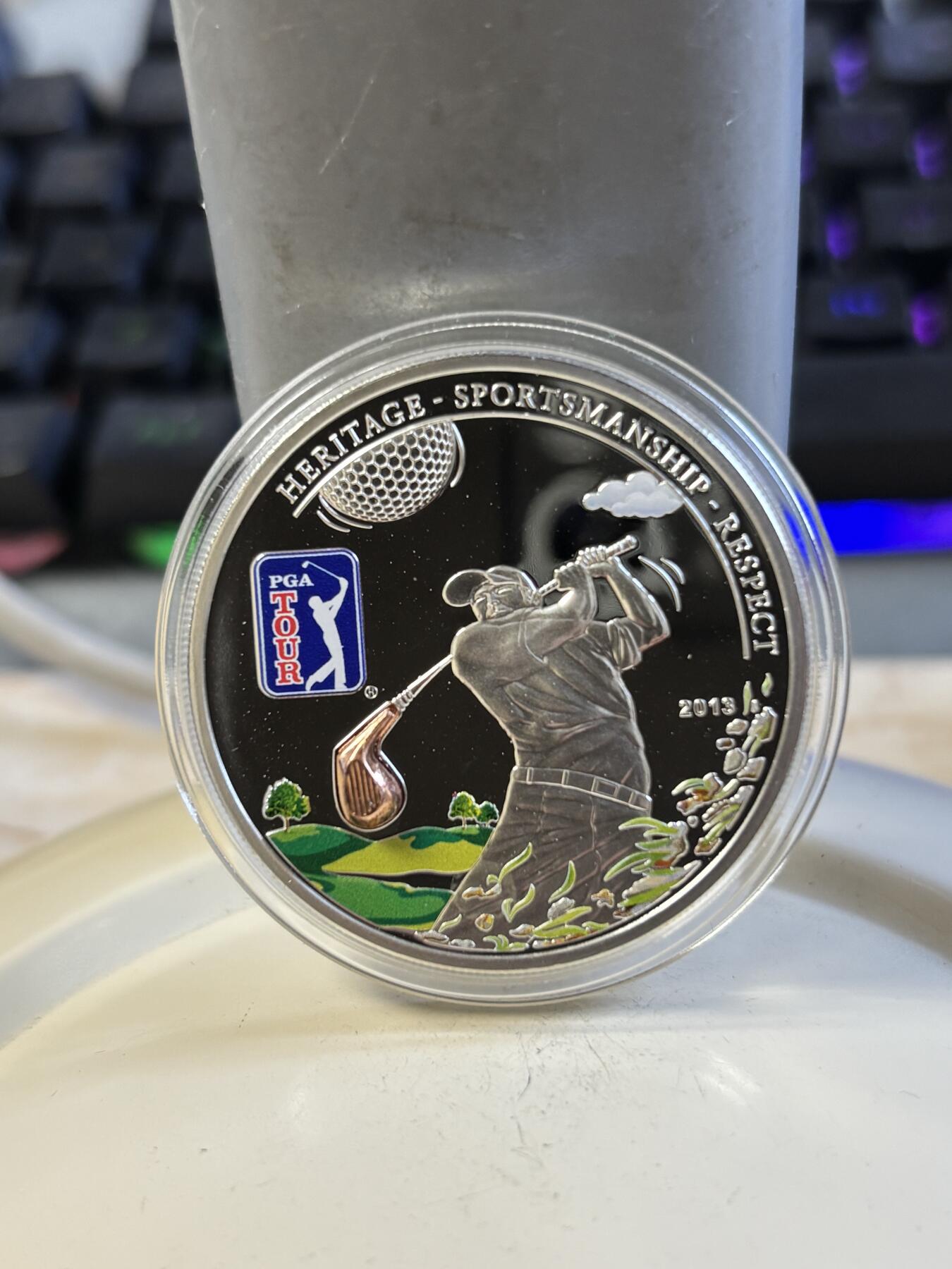 第197期拍卖 库克2013年PGA高尔夫球镶嵌立体镀金球棒彩银币，925银，20克，发行量2500枚