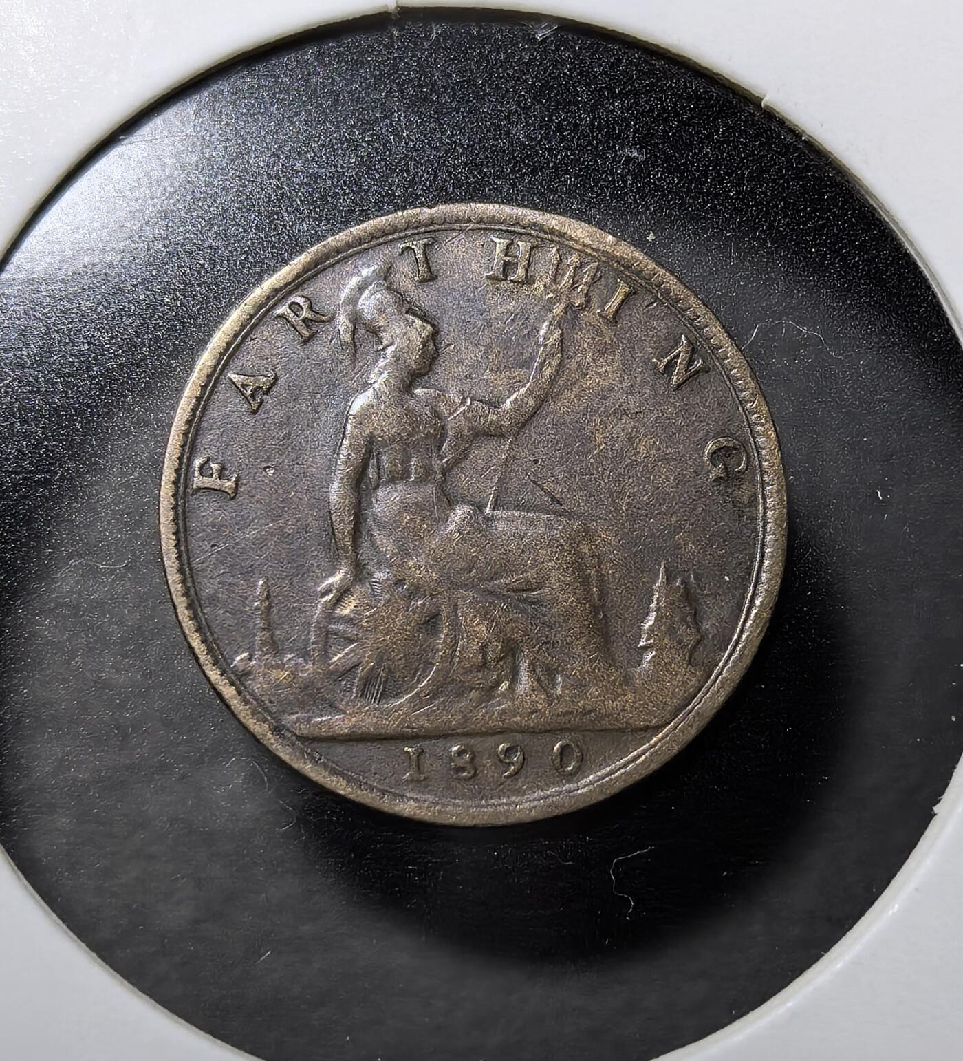 外国优质老铜币纪念币银币专场，周六晚上九点倒数截拍，满百包邮，周日发货,可寄存半年，喜欢朋友微信扫描二维码可直接参拍 英国维多利亚1890 年法新铜币，发行于维多利亚女王在位期间，正面为女王侧像，背面以象征英国的不列颠女神坐像为核心设计，是 19 世纪英国本土核心流通辅币，承载维多利亚时代、日不落帝国殖民格局与货币史