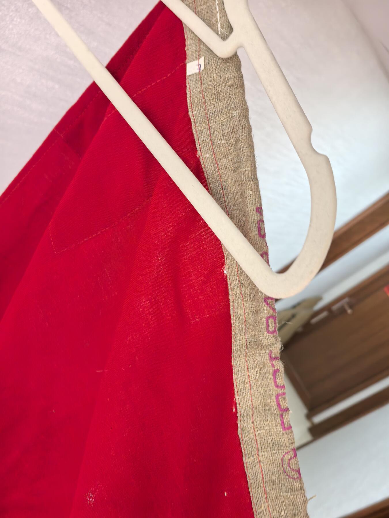 小驴勋章奖章收藏4月11日周六晚六点拍卖（珍爱和平，收藏战争，铭记历史，勿忘国耻，忠党爱国。有偿代拍，送拍规则在简介最后，参拍须阅读规则后再参拍，关系到运费包装发货时效真假辨别等关键信息，拍卖时不再发原图，看大图店主微信码在拍卖店铺介绍里） 苏联国旗 原品 长约2米 有些虫眼