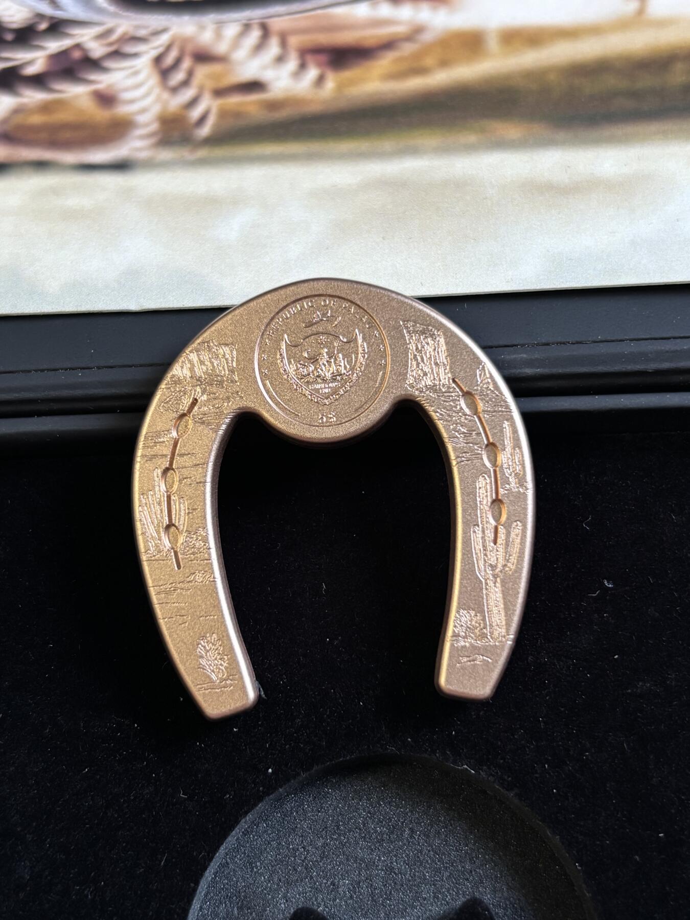 第197期拍卖 帕劳2022年幸运钱币系列马蹄铁异形1盎司镀金银币，999银镀玫瑰金，发行999枚