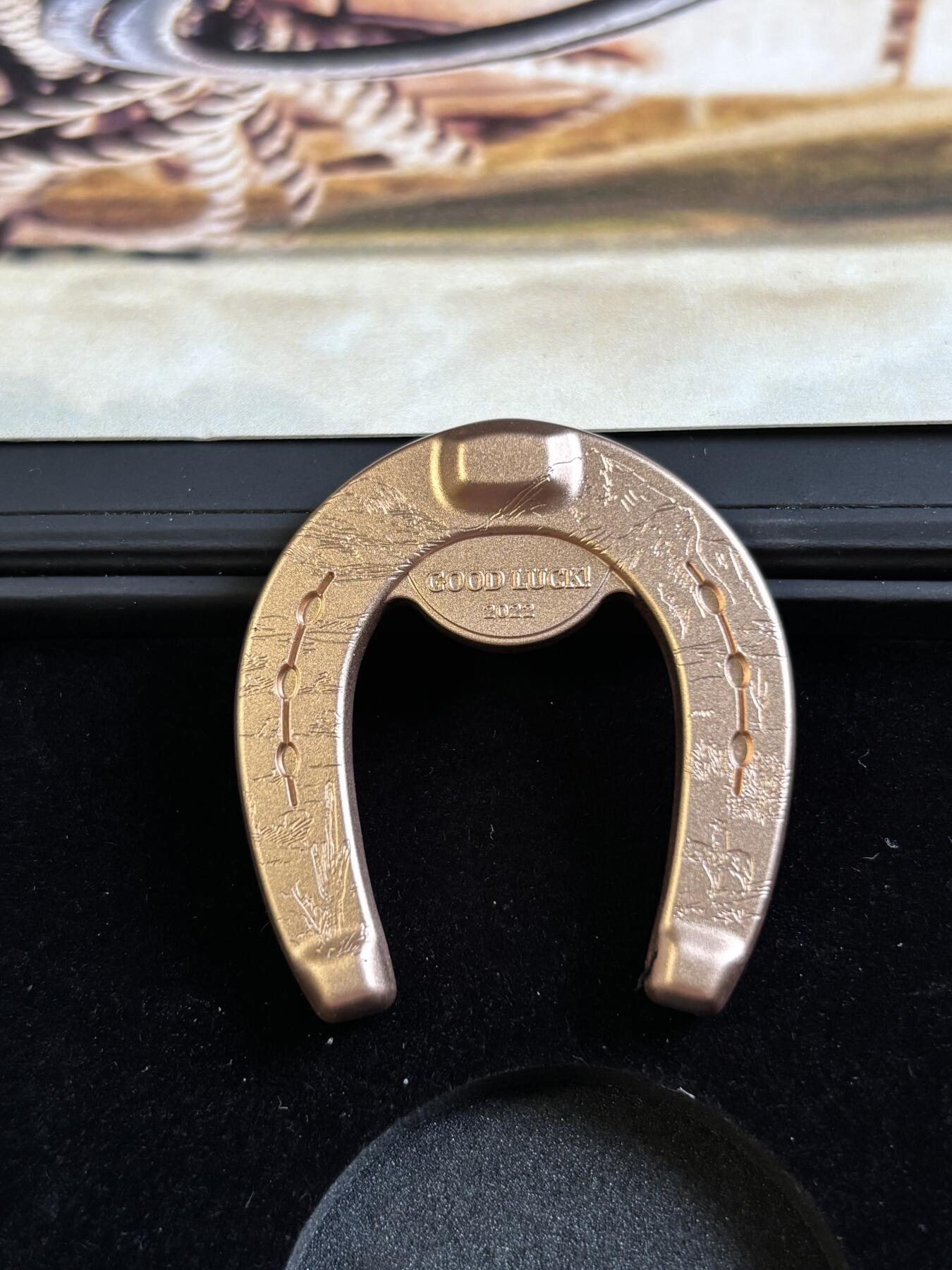 第197期拍卖 帕劳2022年幸运钱币系列马蹄铁异形1盎司镀金银币，999银镀玫瑰金，发行999枚