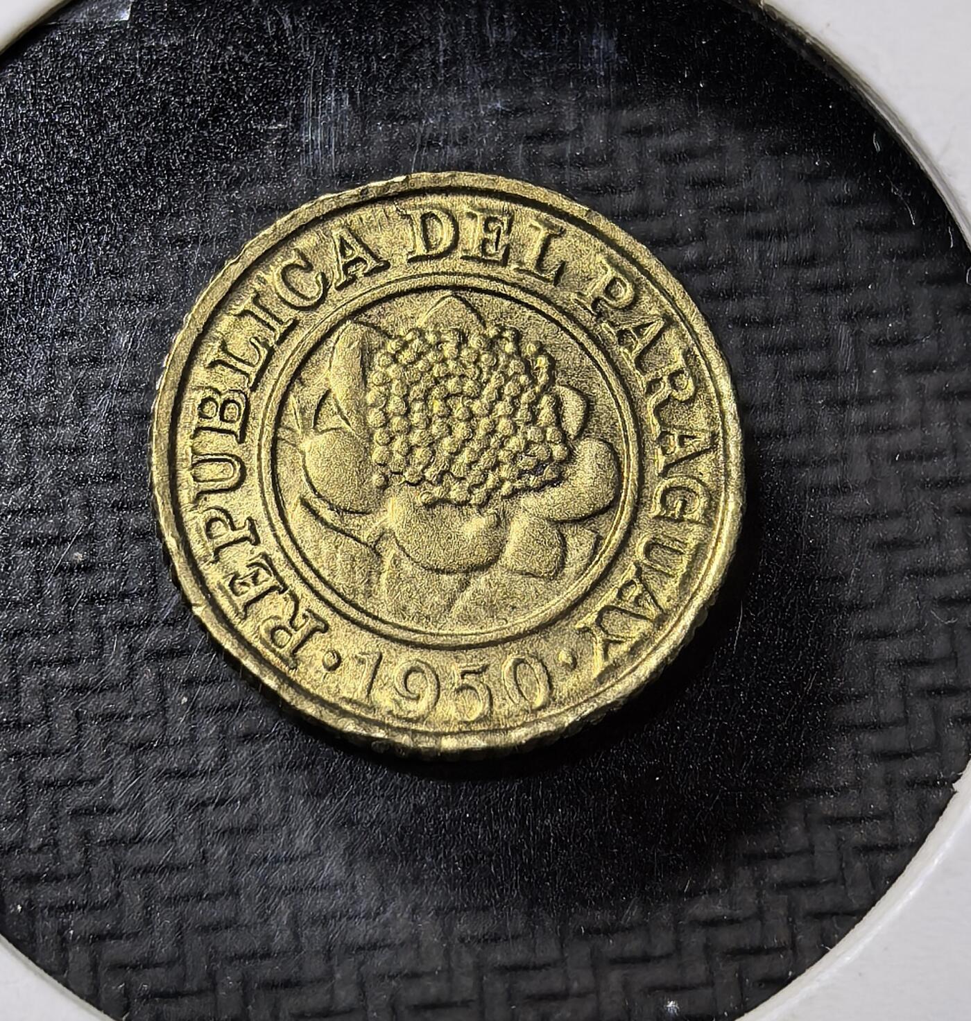 外国优质老铜币纪念币银币专场，周六晚上九点倒数截拍，满百包邮，周日发货,可寄存半年，喜欢朋友微信扫描二维码可直接参拍 巴拉圭 1950 年1 分铜币。正面为国家花象征，背面饰月桂纹章。该币处于巴拉圭战后恢复期，是当时低值货币体系的遗存，见证了该国经济动荡时期的货币制度。