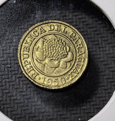 外国优质老铜币纪念币银币专场，周六晚上九点倒数截拍，满百包邮，周日发货,可寄存半年，喜欢朋友微信扫描二维码可直接参拍 - 巴拉圭 1950 年1 分铜币。正面为国家花象征，背面饰月桂纹章。该币处于巴拉圭战后恢复期，是当时低值货币体系的遗存，见证了该国经济动荡时期的货币制度。
