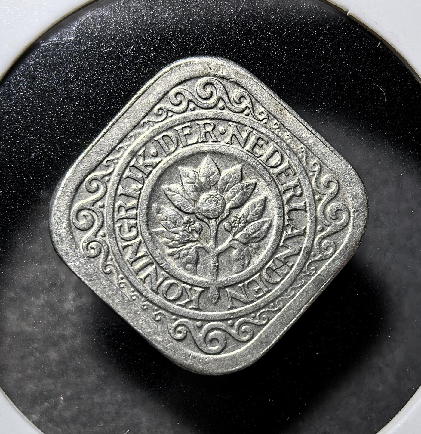 外国优质老铜币纪念币银币专场，周六晚上九点倒数截拍，满百包邮，周日发货,可寄存半年，喜欢朋友微信扫描二维码可直接参拍 荷兰1940年5分方形币，是荷兰王国经典异形流通辅币，正面为象征荷兰的郁金香枝，背面以皇冠纹饰环绕面值，发行于二战爆发元年，承载荷兰女王威廉明娜统治与战时货币历史。