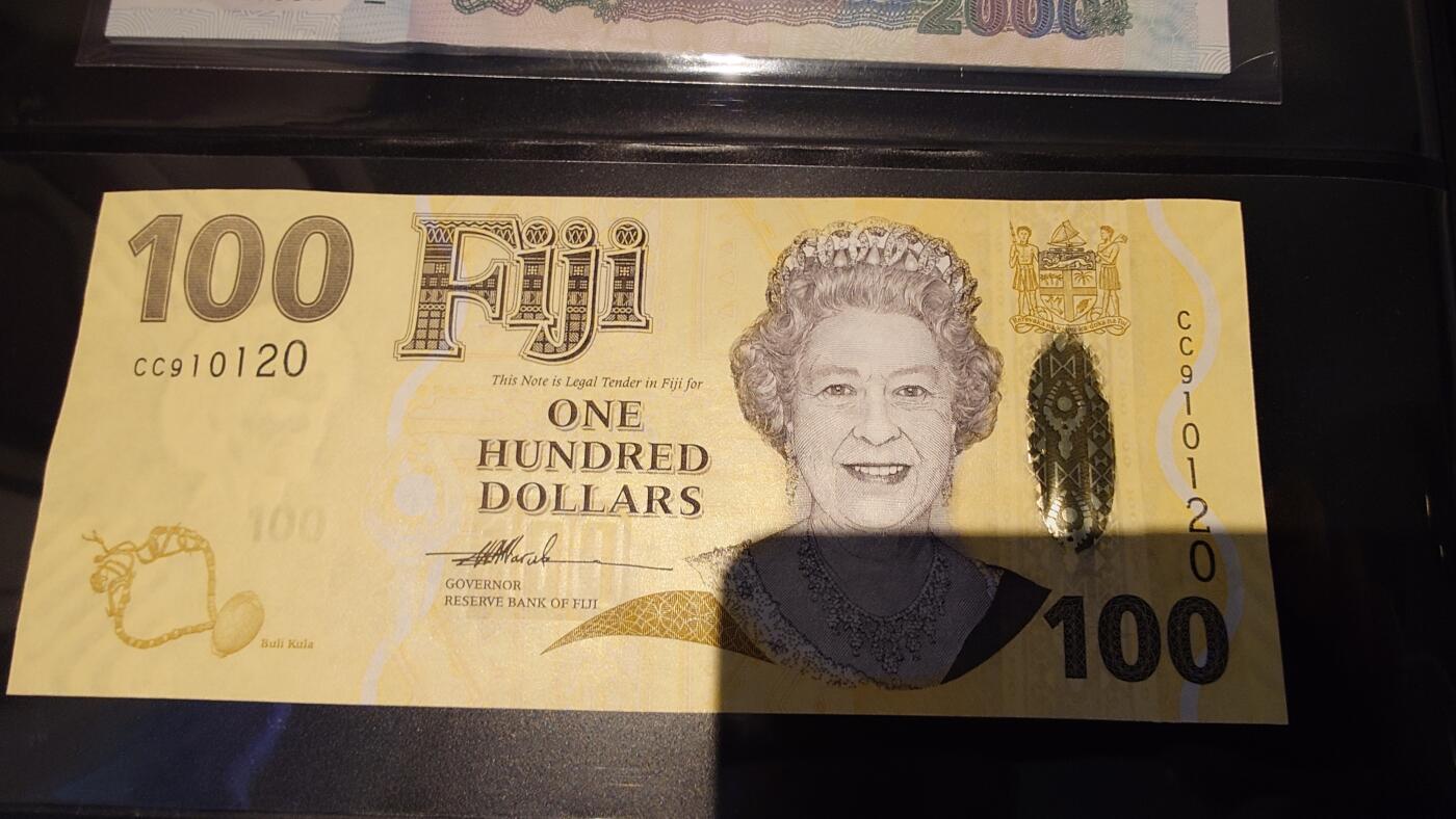 世界钱币～微拍第245期暨2026年第26期  新货卖剩品种部分上架提供选购 2007年斐济100元 女王  全新绝品无47尾号0120