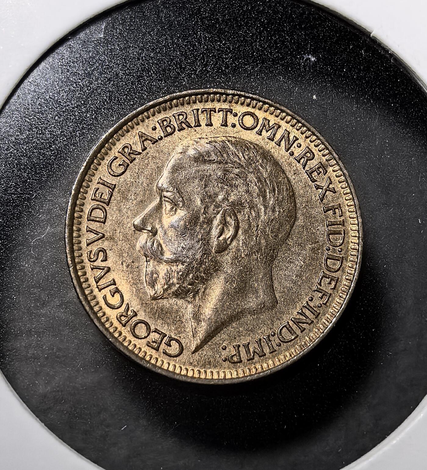 外国优质老铜币纪念币银币专场，周六晚上九点倒数截拍，满百包邮，周日发货,可寄存半年，喜欢朋友微信扫描二维码可直接参拍 极美品带光英王乔治五世1929年法新铜币，正面为国王侧像，背面是手持权杖与橄榄枝的不列颠女神坐像。它是 20 世纪初英国本土最小面值的流通铜辅币，见证了战后经济稳定、英联邦版图稳固的历史阶段，后因十进制化改革停止发行。