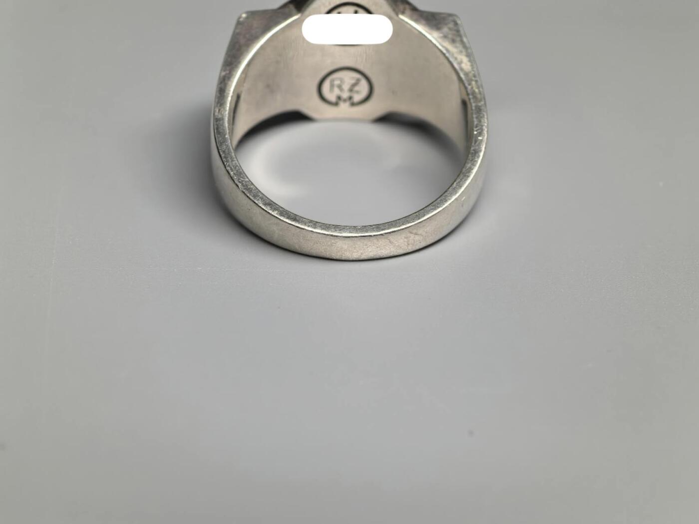 小驴勋章奖章收藏4月11日周六晚六点拍卖（珍爱和平，收藏战争，铭记历史，勿忘国耻，忠党爱国。有偿代拍，送拍规则在简介最后，参拍须阅读规则后再参拍，关系到运费包装发货时效真假辨别等关键信息，拍卖时不再发原图，看大图店主微信码在拍卖店铺介绍里） 现代工艺品 SS纪念戒指 银质 港码23号