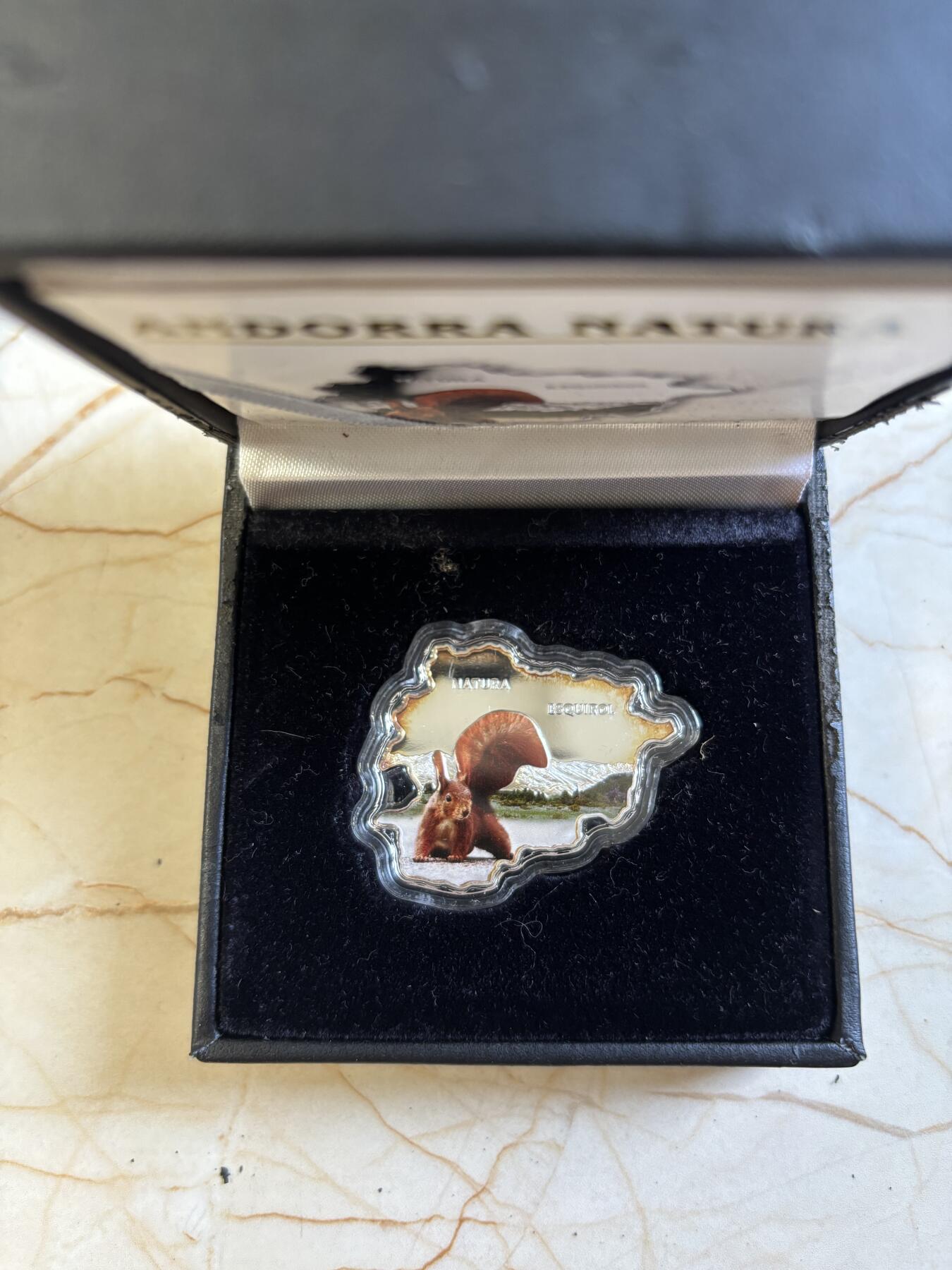 第197期拍卖 安道尔2013年自然宝藏系列红尾松鼠地图彩银币，1盎司999银，发行量3000枚，盒子脱皮，银价584