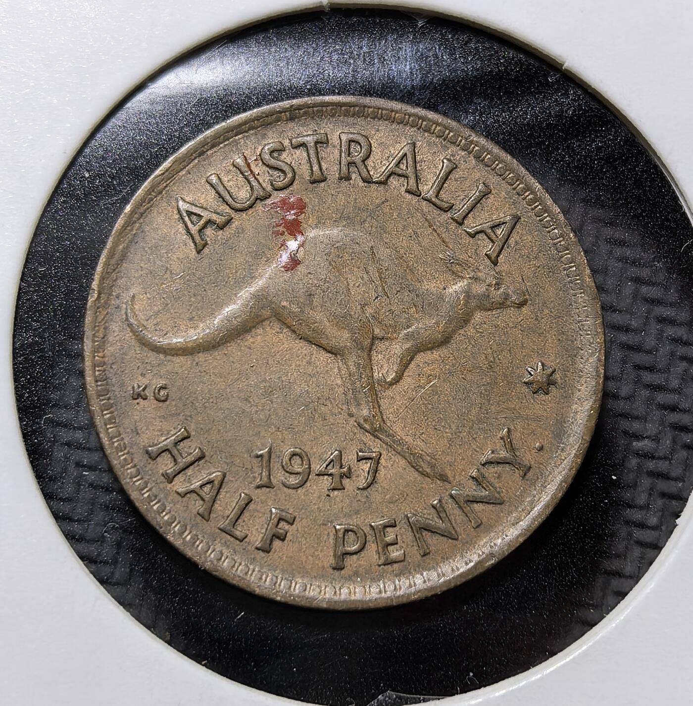 外国优质老铜币纪念币银币专场，周六晚上九点倒数截拍，满百包邮，周日发货,可寄存半年，喜欢朋友微信扫描二维码可直接参拍 澳大利亚1947 年半便士铜币，正面为英王乔治六世像，背面以袋鼠彰显本土特色，是二战后英属澳大利亚流通辅币，见证澳英殖民关系与澳币自主进程。