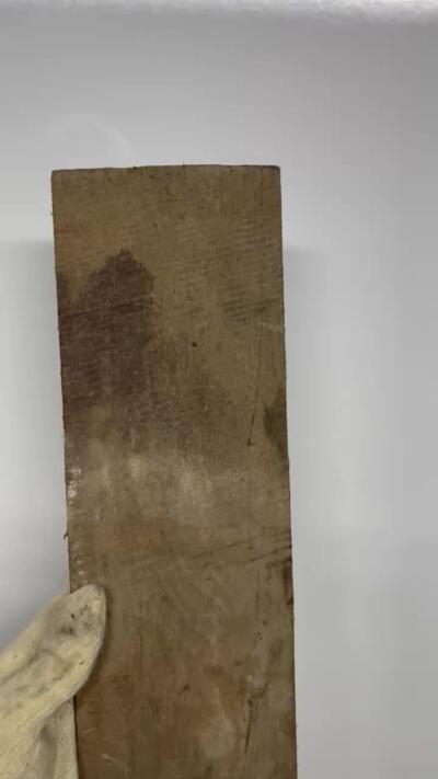 零元拍：NO.2金丝楠阴沉料满水波，切镇尺做牌子，无需打磨就已经金光闪闪。切牌子，做镇尺。满金丝药香，尺寸约：46/11.3/2.5CM。