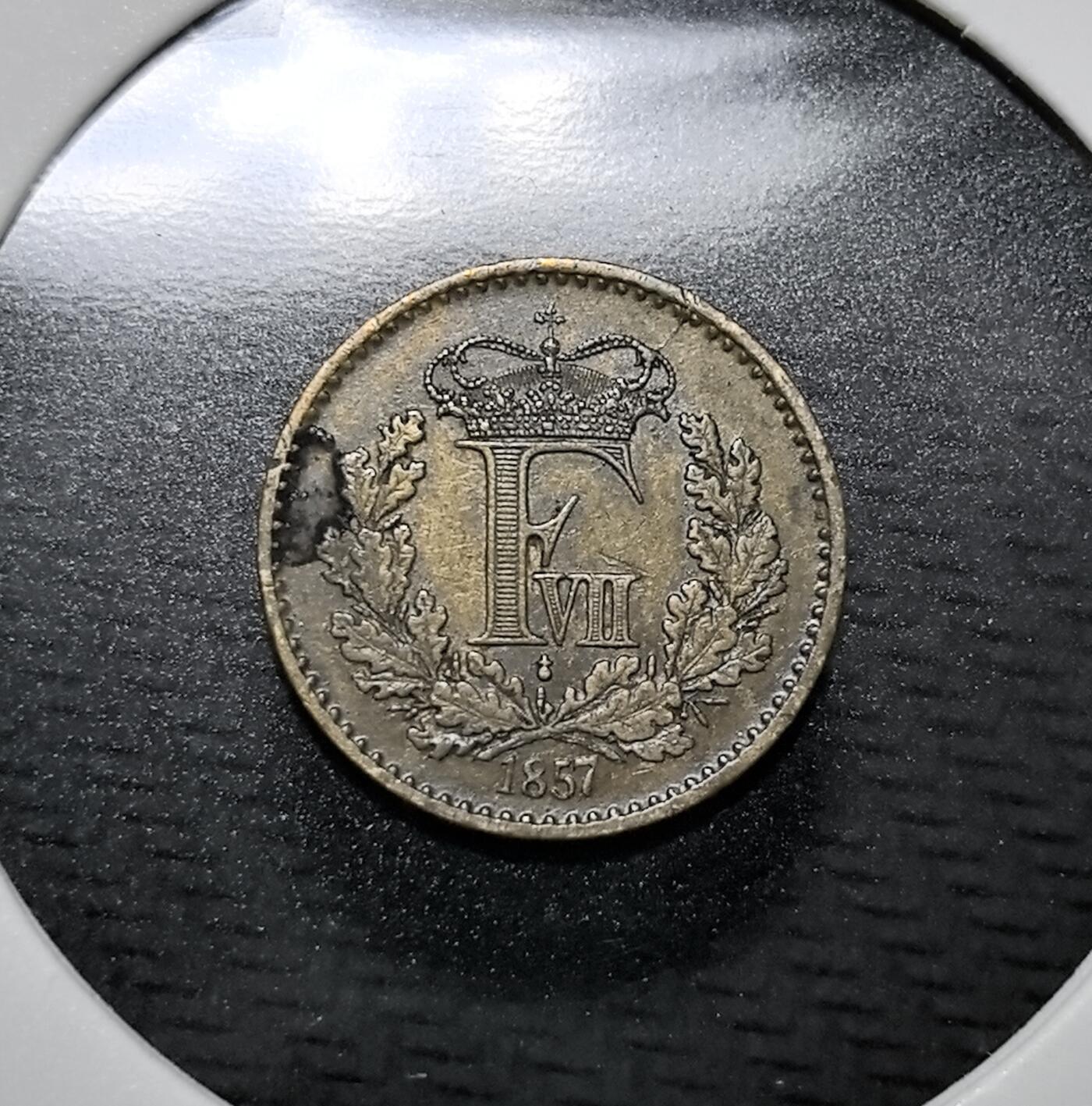 外国优质老铜币纪念币银币专场，周六晚上九点倒数截拍，满百包邮，周日发货,可寄存半年，喜欢朋友微信扫描二维码可直接参拍 丹麦国王弗雷德里克七世1857 年1/2 斯基令铜币。币面以国王花押 FⅦ 为核心，是丹麦近代货币体系的低值辅币，见证丹麦 19 世纪中期的货币制度与君主制历史。