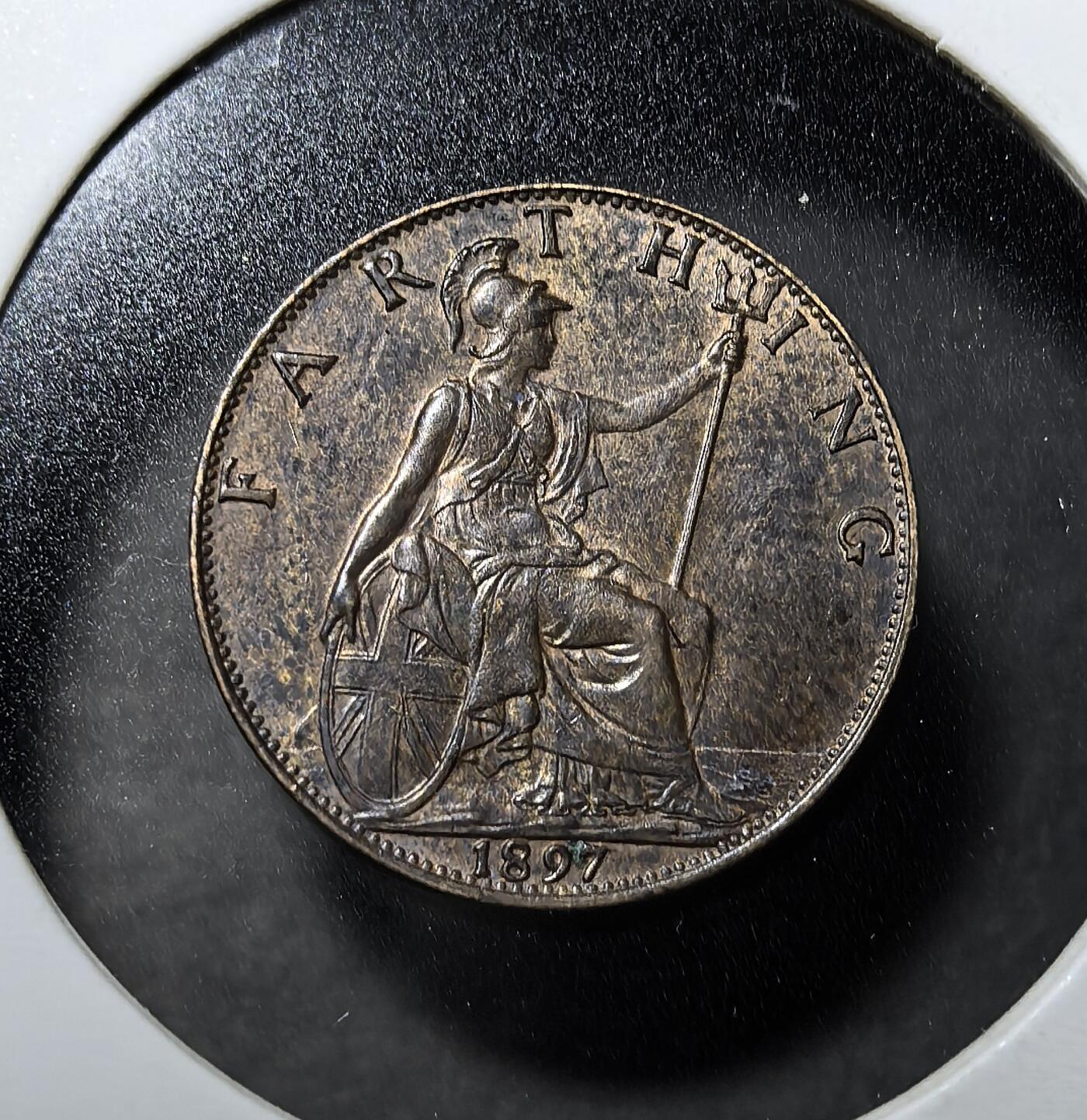 外国优质老铜币纪念币银币专场，周六晚上九点倒数截拍，满百包邮，周日发货,可寄存半年，喜欢朋友微信扫描二维码可直接参拍 带点光英国维多利亚1897年法新铜币，发行于女王登基 60 周年钻禧年，正面为经典 “披纱版” 女王像，背面是不列颠女神坐像，是维多利亚时代晚期核心流通辅币，承载英国日不落帝国巅峰、殖民货币体系历史。