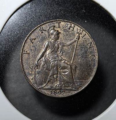 外国优质老铜币纪念币银币专场，周六晚上九点倒数截拍，满百包邮，周日发货,可寄存半年，喜欢朋友微信扫描二维码可直接参拍 - 带点光英国维多利亚1897年法新铜币，发行于女王登基 60 周年钻禧年，正面为经典 “披纱版” 女王像，背面是不列颠女神坐像，是维多利亚时代晚期核心流通辅币，承载英国日不落帝国巅峰、殖民货币体系历史。