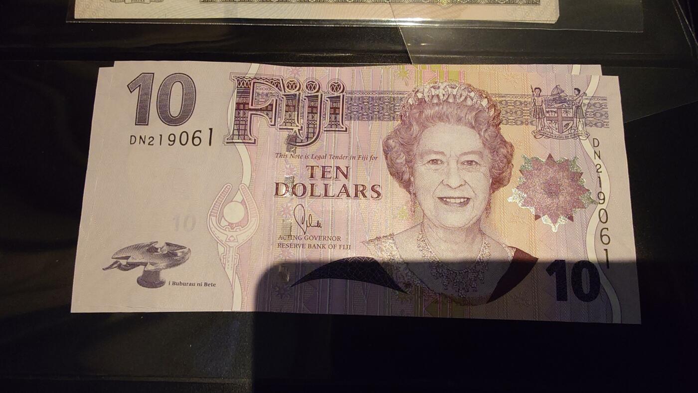 世界钱币～微拍第245期暨2026年第26期  新货卖剩品种部分上架提供选购 2007年斐济10元 女王 全新绝品无47尾号061