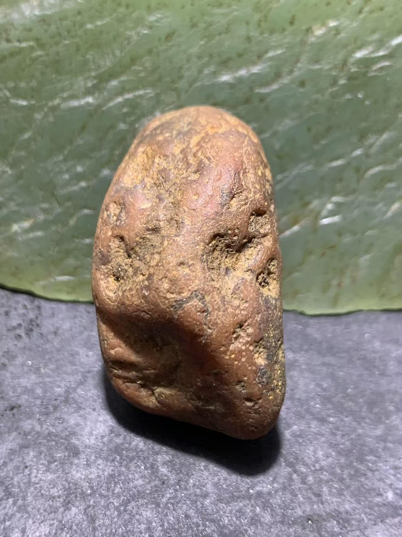 精美红皮蒙头料南红玛瑙原石一颗，