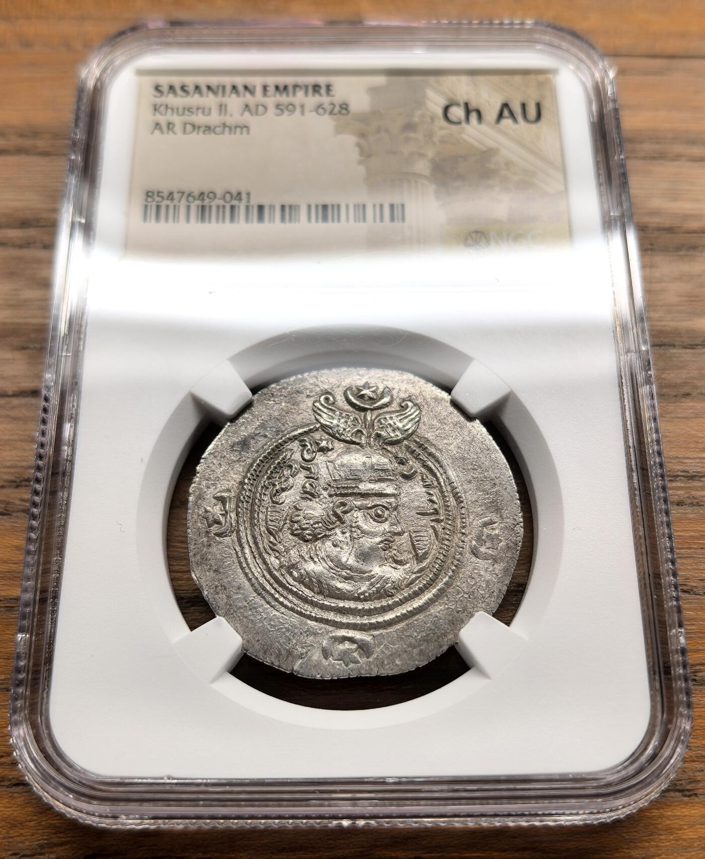 凡希社世界钱币微拍第三百二十二期 AD591-628波斯萨珊帝国得胜王库斯老二世德拉克马银币NGC-CHAU，深打，灰彩质感极佳。
