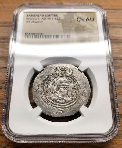 凡希社世界钱币微拍第三百二十二期 - AD591-628波斯萨珊帝国得胜王库斯老二世德拉克马银币NGC-CHAU，深打，灰彩质感极佳。